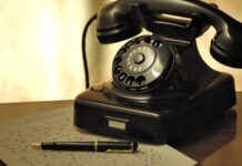 Do czego służy pokrętło pod krzesłem?