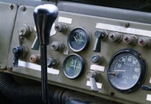 Dlaczego nie powinno się trzymać reki na lewarku? Dlaczego nie powinno się trzymać reki na lewarku?